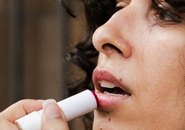 Así es el bálsamo labial con efecto ácido hialurónico que da volumen a los labios y los hidrata (y cuesta menos de 4 euros)